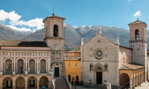 norcia-piazza-with-mtns